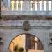 Di fronte a palazzo Pascale-Scarli, in fondo a vico Fortunato, scorgiamo Palazzo Cornale che prende il nome dalla famiglia di origine cremasca che segu Isabella d'Aragona e si stabil a Modugno dallinizio del 500. A fare da portale d'ingresso  un arco a pieno sesto. Al centro dell'arco si rintracciano fregi di rosone e fogliame posti ai lati di un cacciaspiriti, maschera apotropaica. Sopra un'iscrizione in latino ci informa sulla data di costruzione dell'ingresso e sulle proprietarie dell'epoca: A Dio ottimo massimo e alla beata Vergine Maria. Le sorelle Isabella e Anna Cornale hanno in possesso questa casa, il cui ingresso  stato costruito dal tutore abate Scarla. Anno del Signore 1658